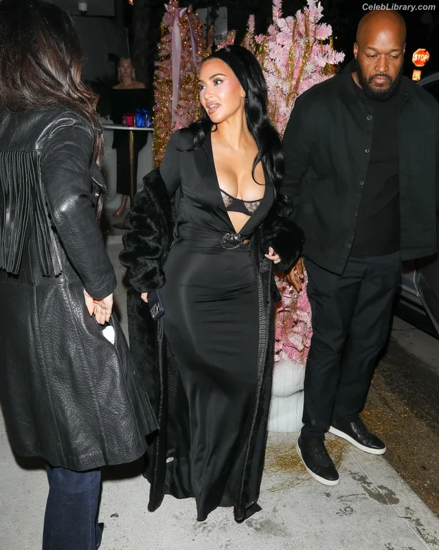 Kim Kardashian photo 2 of 4170