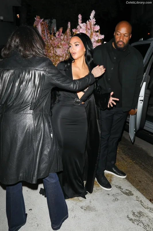 Kim Kardashian photo 3 of 4170