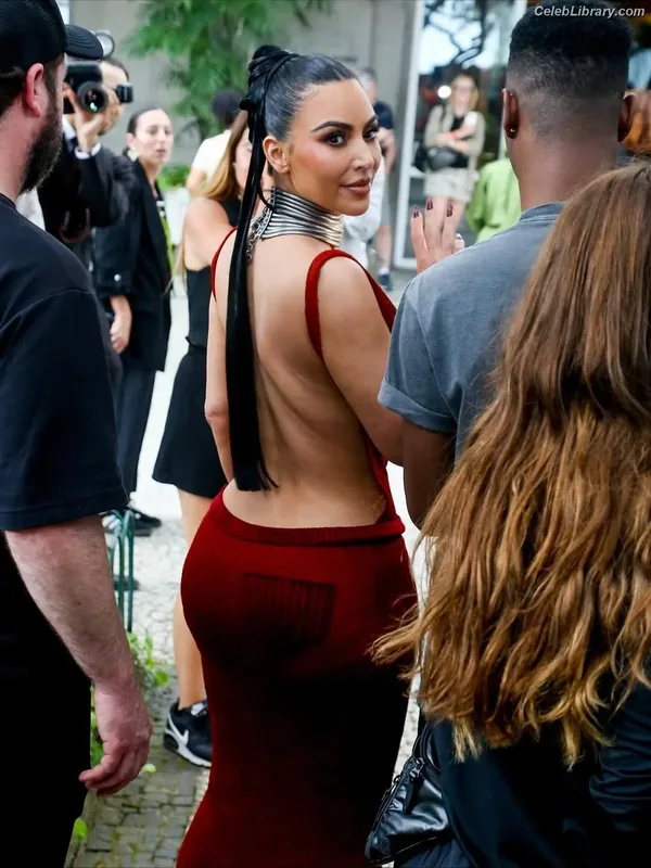 Kim Kardashian photo 14 of 4170