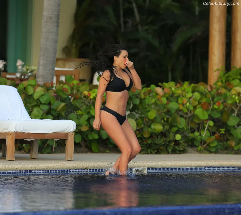 Kim Kardashian photo 14 of 4170