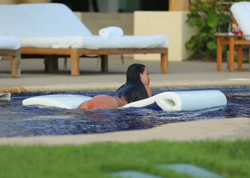 Kim Kardashian photo 21 of 4170