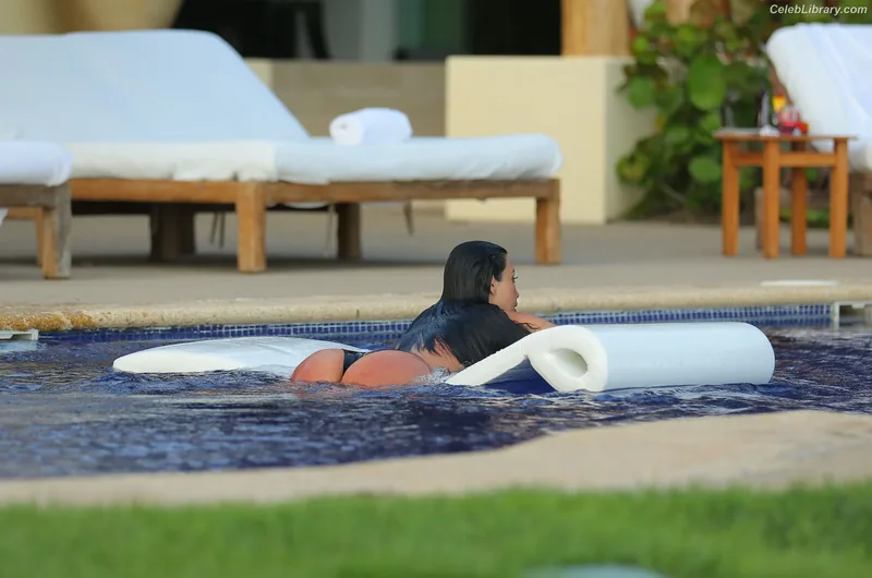 Kim Kardashian photo 22 of 4170