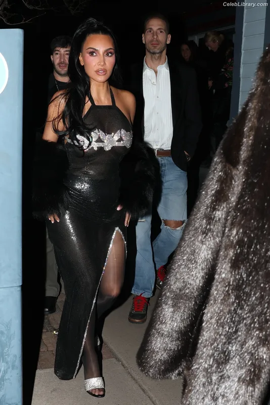 Kim Kardashian photo 8 of 4170