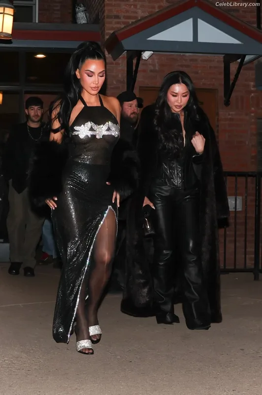 Kim Kardashian photo 12 of 4170