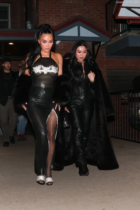 Kim Kardashian photo 15 of 4170