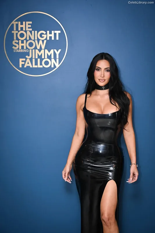 Kim Kardashian photo 16 of 4170