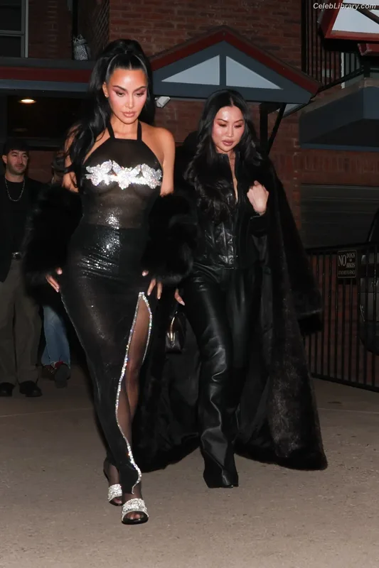 Kim Kardashian photo 17 of 4170