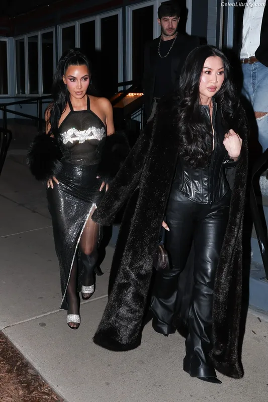 Kim Kardashian photo 19 of 4170