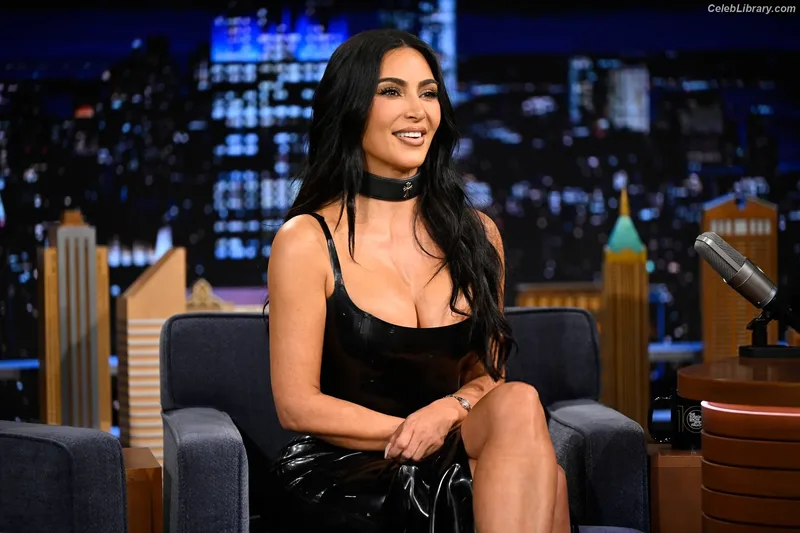 Kim Kardashian photo 18 of 4170