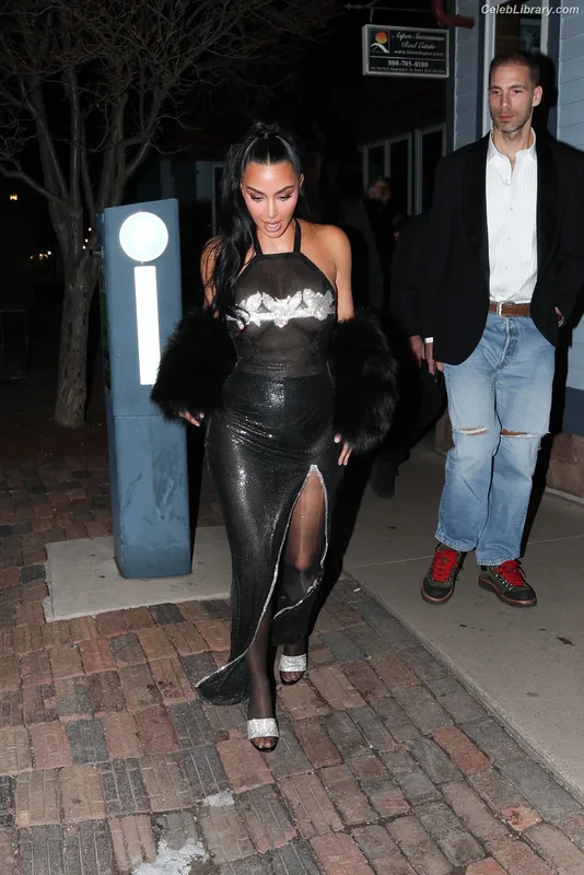 Kim Kardashian photo 19 of 4170