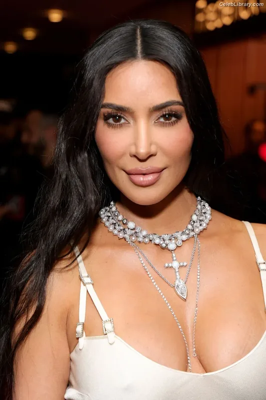 Kim Kardashian photo 4 of 4170