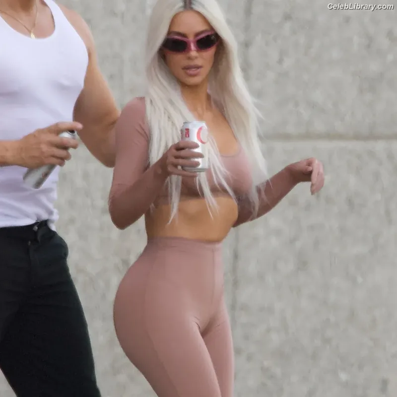 Kim Kardashian photo 12 of 4170