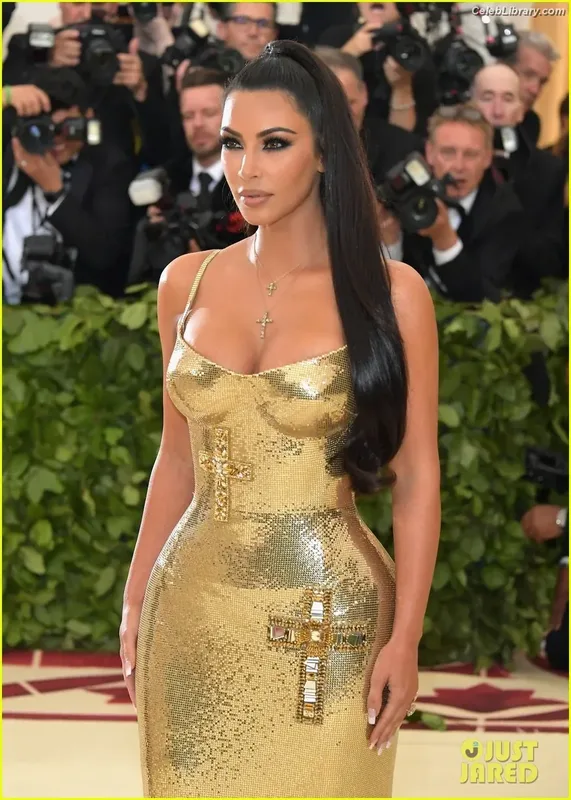 Kim Kardashian photo 16 of 4170
