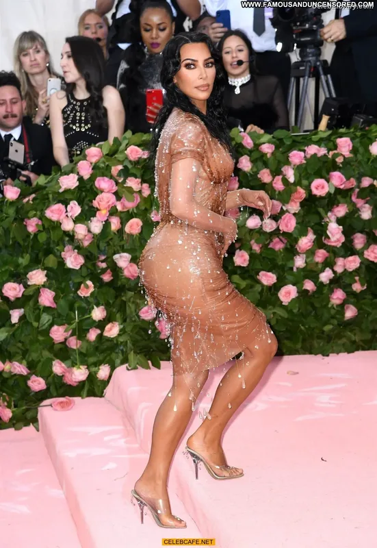 Kim Kardashian photo 17 of 4170
