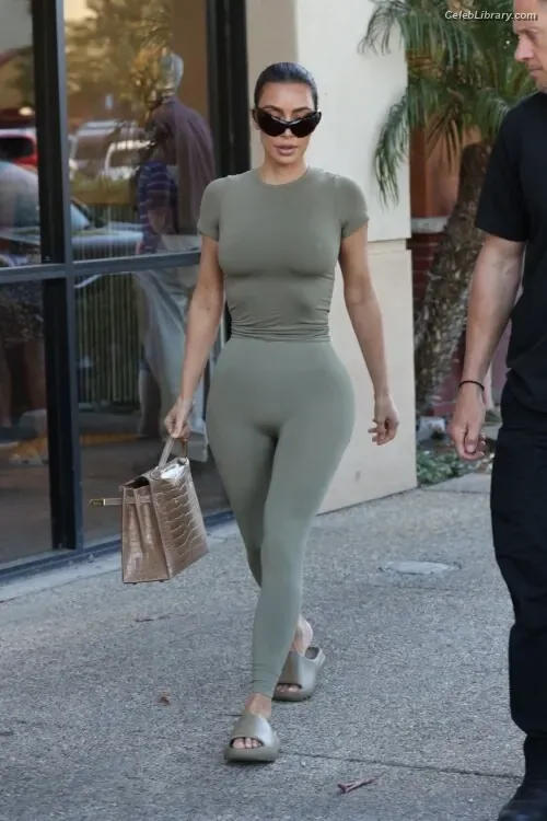 Kim Kardashian photo 5 of 4170