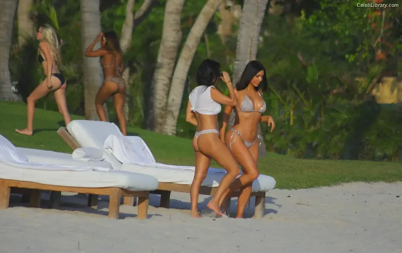 Kim Kardashian photo 19 of 4170