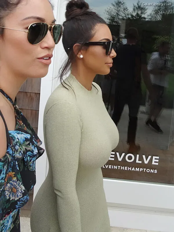 Kim Kardashian photo 12 of 4170