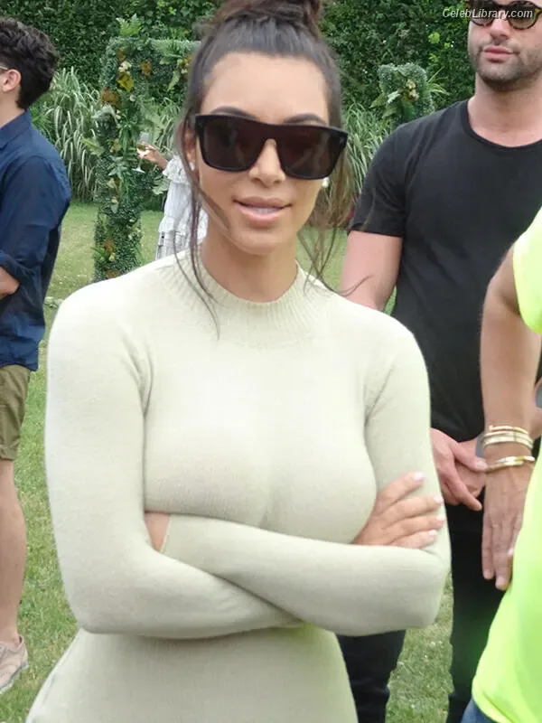 Kim Kardashian photo 14 of 4170
