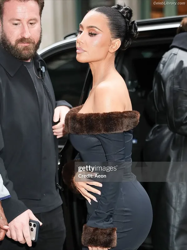 Kim Kardashian photo 3 of 4170