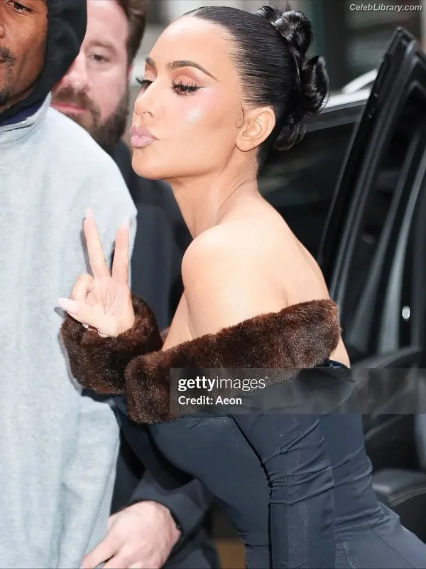 Kim Kardashian photo 4 of 4170