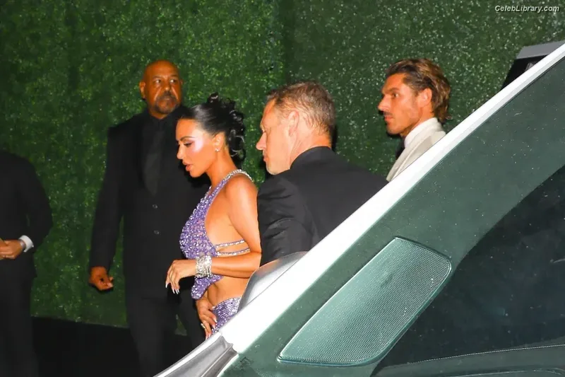 Kim Kardashian photo 13 of 4170