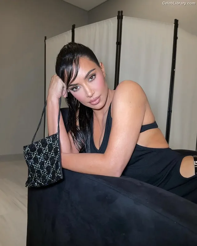 Kim Kardashian photo 15 of 4170