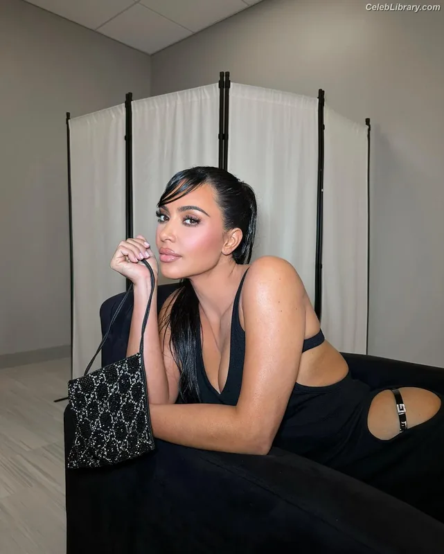 Kim Kardashian photo 16 of 4170