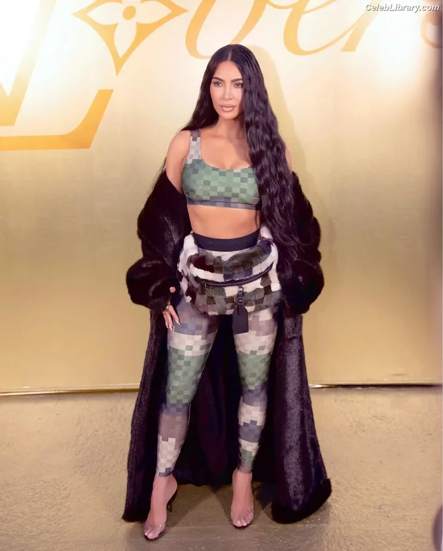 Kim Kardashian photo 21 of 4170