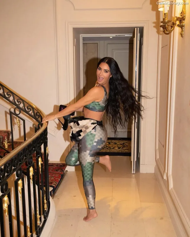 Kim Kardashian photo 22 of 4170