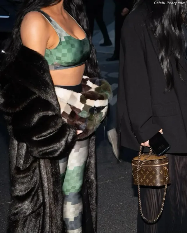 Kim Kardashian photo 1 of 4170