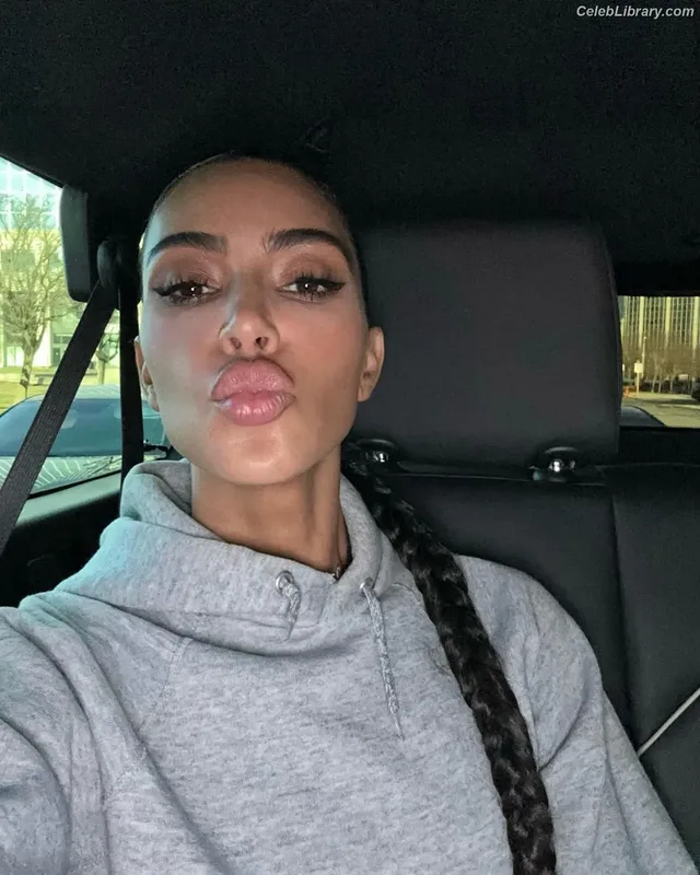 Kim Kardashian photo 2 of 4170