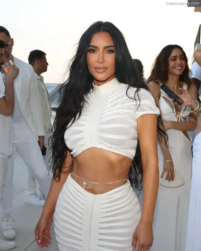 Kim Kardashian photo 3 of 4170