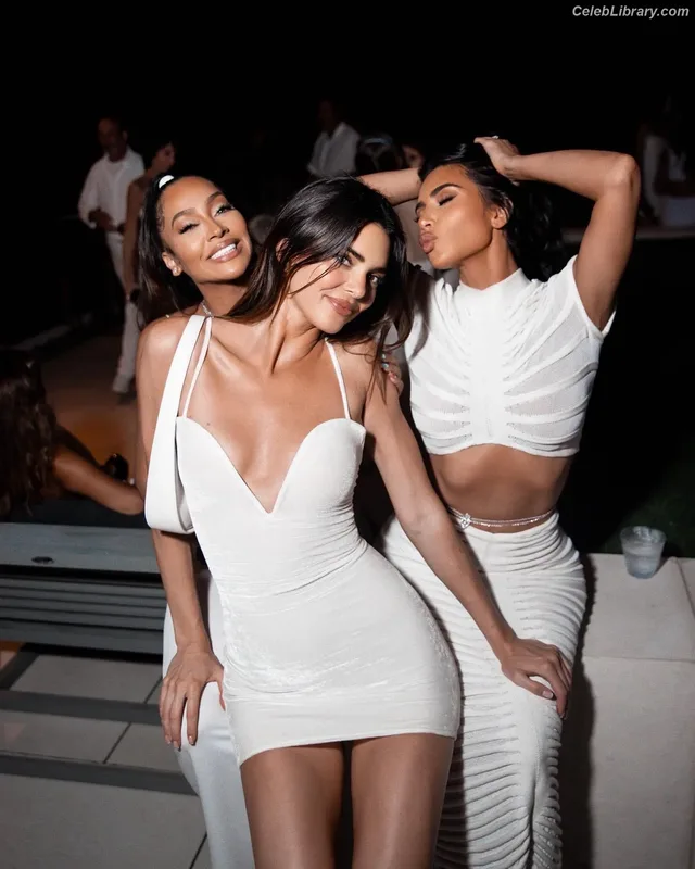Kim Kardashian photo 4 of 4170