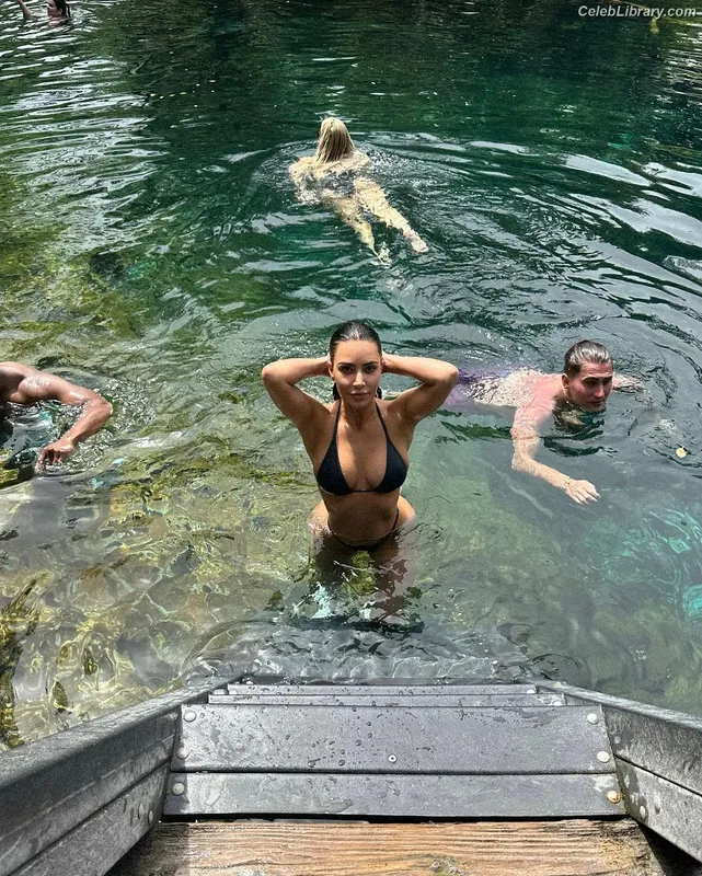 Kim Kardashian photo 7 of 4170