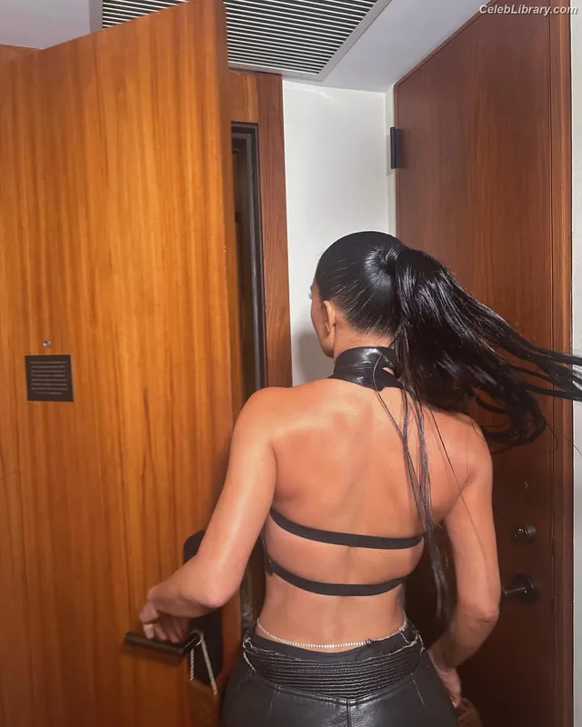 Kim Kardashian photo 12 of 4170