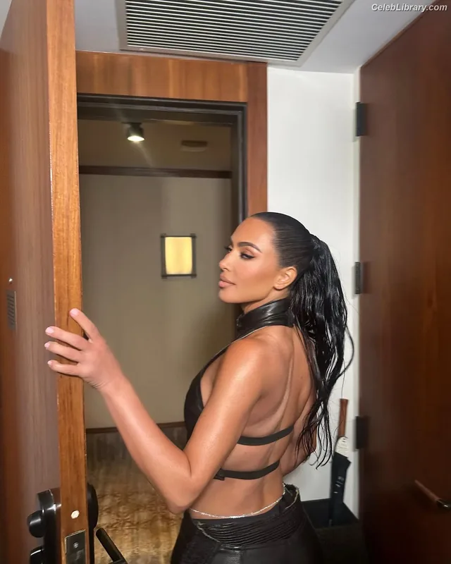 Kim Kardashian photo 13 of 4170