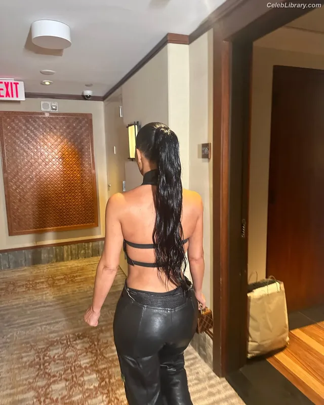 Kim Kardashian photo 15 of 4170