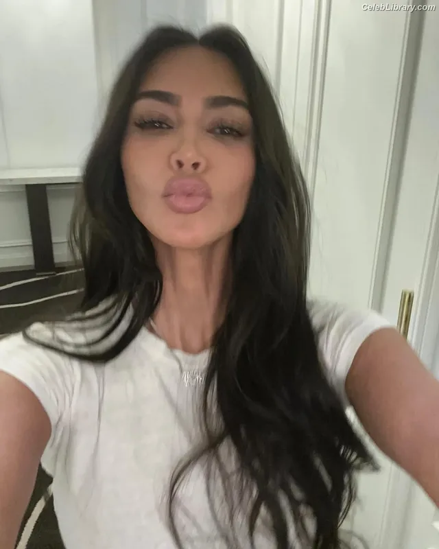 Kim Kardashian photo 21 of 4170