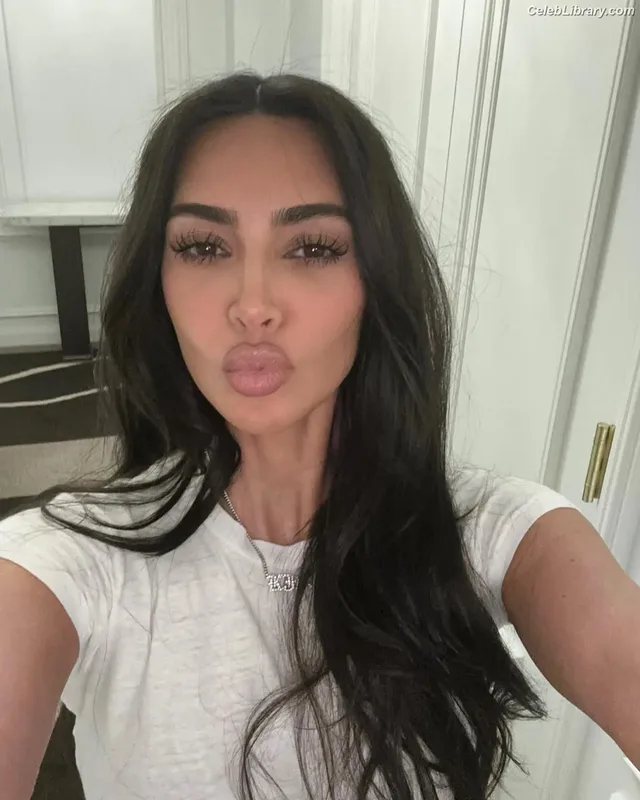 Kim Kardashian photo 22 of 4170