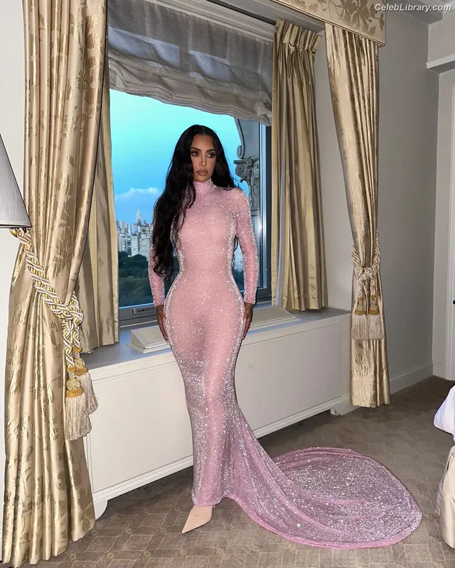 Kim Kardashian photo 1 of 4170