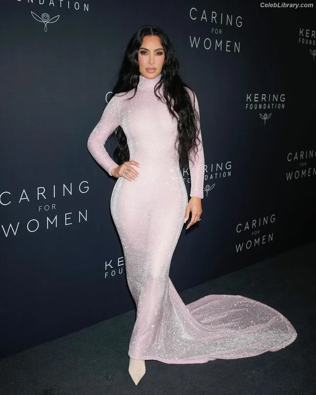 Kim Kardashian photo 3 of 4170