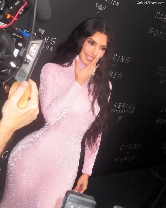 Kim Kardashian photo 5 of 4170