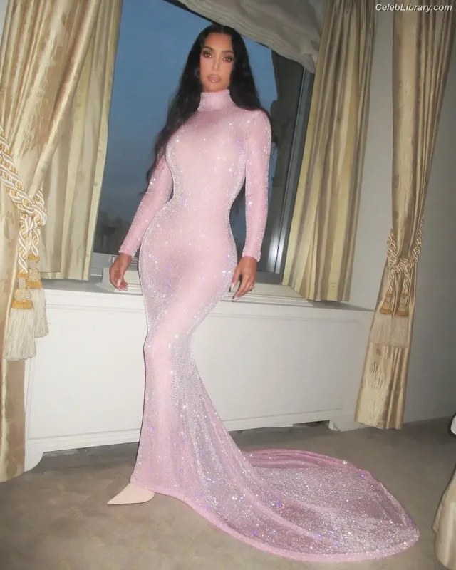 Kim Kardashian photo 8 of 4170