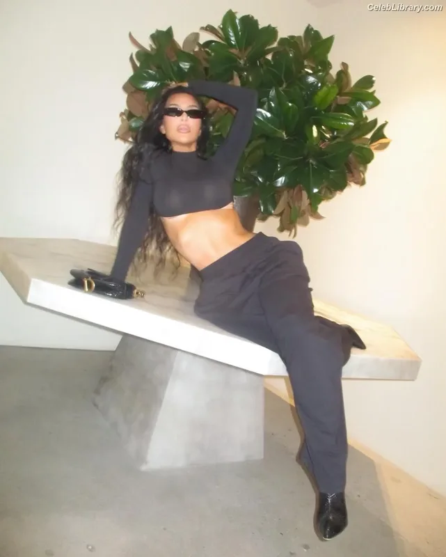 Kim Kardashian photo 21 of 4170