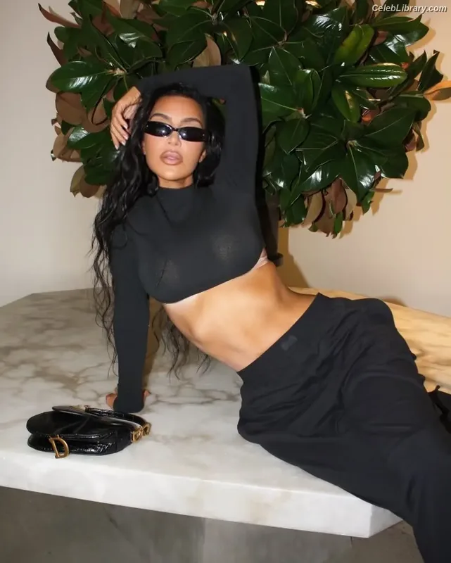 Kim Kardashian photo 1 of 4170