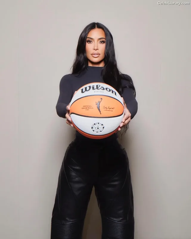 Kim Kardashian photo 3 of 4170