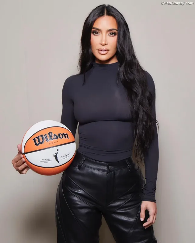 Kim Kardashian photo 4 of 4170