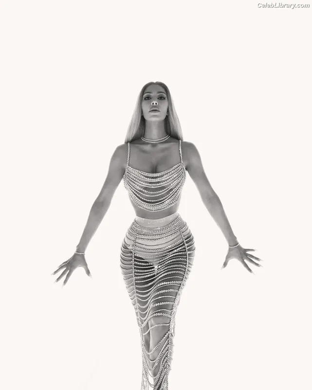Kim Kardashian photo 15 of 4170