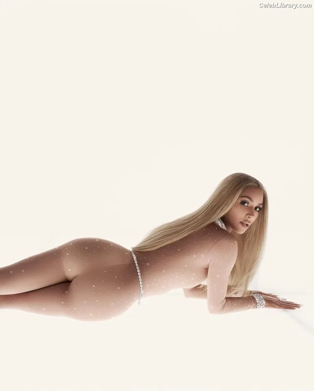 Kim Kardashian photo 17 of 4170