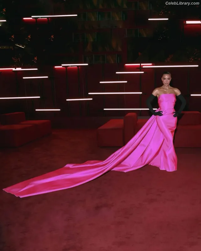 Kim Kardashian photo 19 of 4170